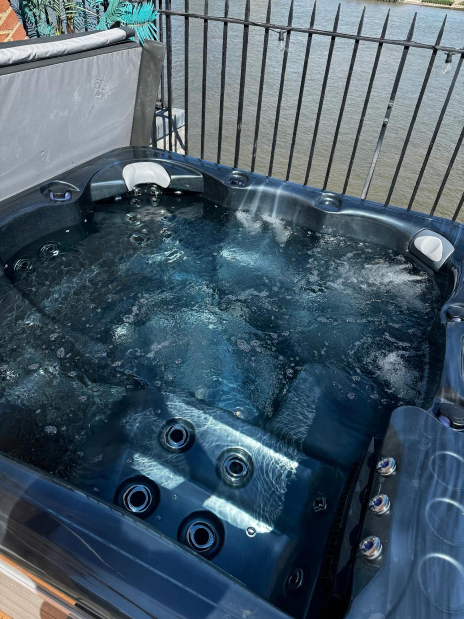 3 X Bedroom Riverside Flat With Hot Tub On Roof Terrace ลอนดอน ภายนอก รูปภาพ