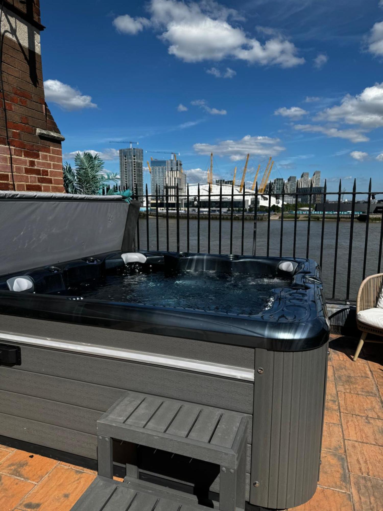 3 X Bedroom Riverside Flat With Hot Tub On Roof Terrace ลอนดอน ภายนอก รูปภาพ